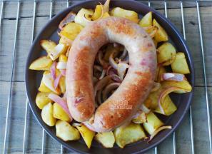 烤制好的土豆绵软，非常好吃，把圆肠稍稍晾凉后切片摆入盘中就可以食用了