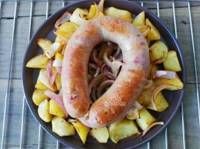 烤制好的土豆绵软，非常好吃，把圆肠稍稍晾凉后切片摆入盘中就可以食用了