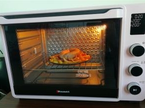 然后把腌制好的洋葱丝放入中间，再把圆肠放入上面，倒入烤箱中层继续200度烤制20分钟