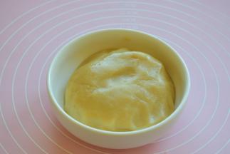 再将油酥的所有食材都放一个容器中，搅拌均匀后，再揉成面团，盖好保鲜膜