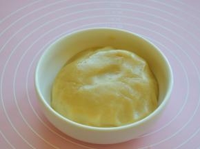 再将油酥的所有食材都放一个容器中，搅拌均匀后，再揉成面团，盖好保鲜膜