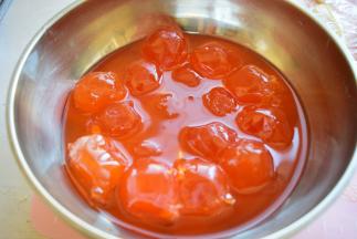 咸蛋黄放在玉米油中浸泡一晚上，再把蛋黄放在烤盘上面，150度烤8分钟，如果觉得蛋黄发腥，可以在烤的时候在蛋黄上喷少许酒