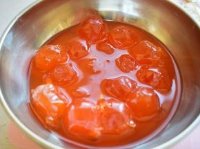 咸蛋黄放在玉米油中浸泡一晚上，再把蛋黄放在烤盘上面，150度烤8分钟，如果觉得蛋黄发腥，可以在烤的时候在蛋黄上喷少许酒