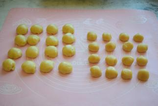 将油皮和油酥分别各分成16等份，都揉成小圆球备用