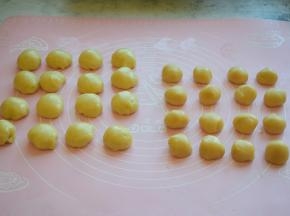 将油皮和油酥分别各分成16等份，都揉成小圆球备用