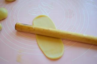 取一个面团，擀成长条状