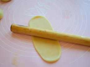 取一个面团，擀成长条状