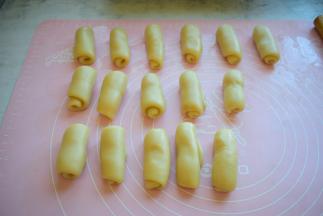 卷起来，盖上保鲜膜，再静置15分钟