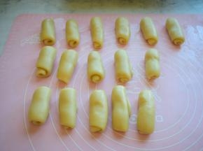 卷起来，盖上保鲜膜，再静置15分钟