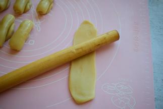 然后再擀成长条状