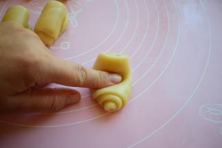 用手指压在面卷的中间