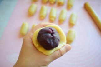 把包好的蛋黄馅放中间，利用虎口往上捏紧，最后收口