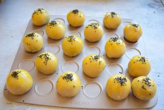 放在烤盘上面，刷一层蛋黄液，再撒上黑芝麻