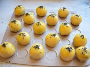 放在烤盘上面，刷一层蛋黄液，再撒上黑芝麻