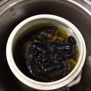 喝的时候撒点点盐调味即可享用，切记：盐不要一次放太多，要一点一点的慢慢加，宁可淡也不可多撒盐