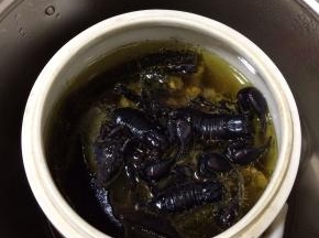 喝的时候撒点点盐调味即可享用，切记：盐不要一次放太多，要一点一点的慢慢加，宁可淡也不可多撒盐