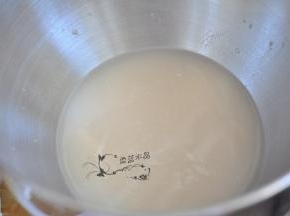 酵母倒入厨师机内胆中，加100克温水中，静置3分钟。