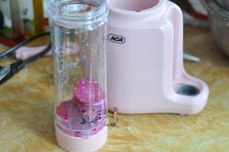 红心火龙果肉加上牛奶，用料理机打成汁。