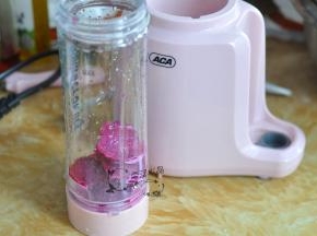 红心火龙果肉加上牛奶，用料理机打成汁。