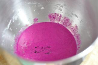 将火龙果汁倒入内胆中。