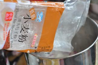 加入面粉。搅匀后发酵50分钟。