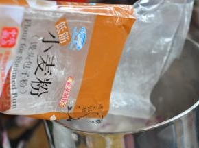 加入面粉。搅匀后发酵50分钟。