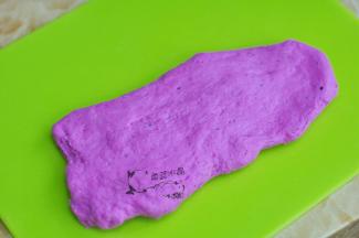 面团底部呈现蜂窝状表示发酵好了。取一团面，按扁拉长。