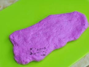 面团底部呈现蜂窝状表示发酵好了。取一团面，按扁拉长。