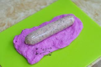 将香肠放在中间。