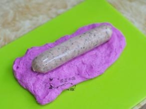 将香肠放在中间。