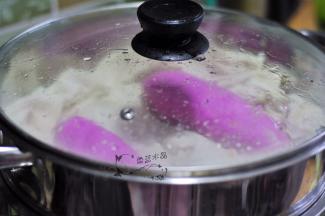 水开后，调成中火，蒸20分钟，焖5分钟。