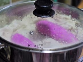 水开后，调成中火，蒸20分钟，焖5分钟。