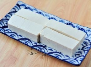 将豆腐切成条状，摆在盘中。
