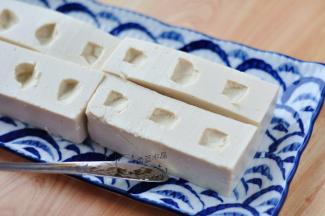 每个放丸子的地方，挖一个小洞，可以深一些，这样确保蒸好以后，丸子不会掉下来。