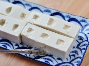 每个放丸子的地方，挖一个小洞，可以深一些，这样确保蒸好以后，丸子不会掉下来。