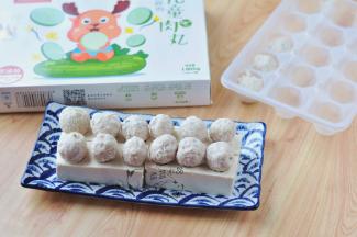 将室温解冻好的黄瓜肉丸子摆在洞上。