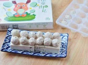 将室温解冻好的黄瓜肉丸子摆在洞上。