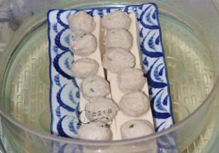 放入蒸锅中，蒸十分钟。