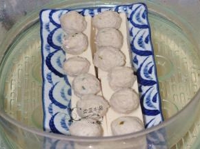 放入蒸锅中，蒸十分钟。