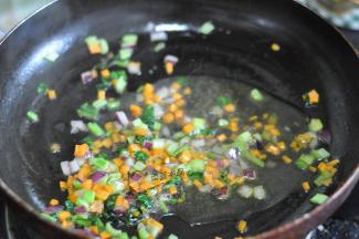 加入盐、蚝油，少许高汤翻炒。