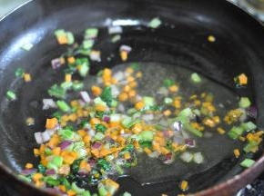 加入盐、蚝油，少许高汤翻炒。