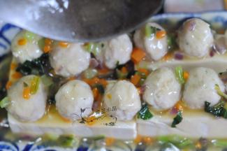 豆腐取出，按住表面，倒掉盘里的水，将勾好的芡料浇在表面。