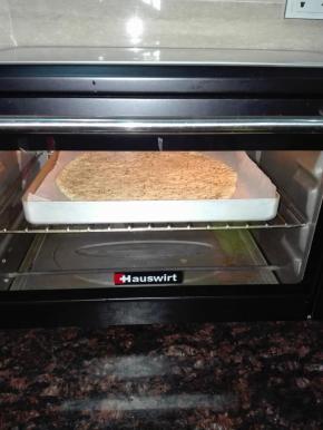 抬起油纸，将薄饼转移到烤盘上，醒面10分钟。