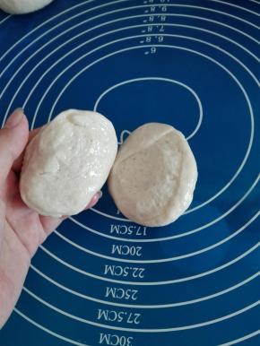 案版抹上一层薄薄的油，面团取出排气，分割成3个团子，盖上保鲜膜松弛15分钟。
每个面团抹上一层橄榄油（这点很重要哦！），3个面团重叠起来，压扁。