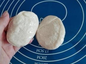 案版抹上一层薄薄的油，面团取出排气，分割成3个团子，盖上保鲜膜松弛15分钟。
每个面团抹上一层橄榄油（这点很重要哦！），3个面团重叠起来，压扁。