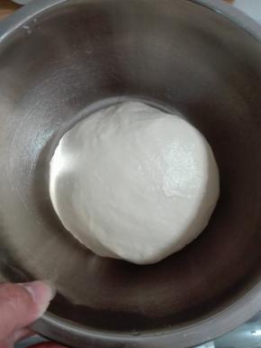 将酵母加入95克水中搅均。高筋面粉、细砂糖和盐混合均匀，倒入酵母水。
和成团加入5克橄榄油，摔打的手法使面团吸收（三光状态）。
