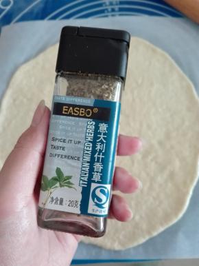 撒上少许干香草碎。(意大利什香草：牛至，迷迭香，百里香)