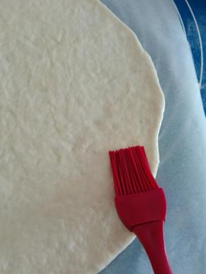 刷上一层橄榄油。