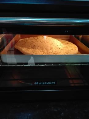 同时210℃上下火预热烤箱10分钟，转200℃中层烤8分钟左右，表面微微上色，按压有弹性即可。取出切块，装盘。