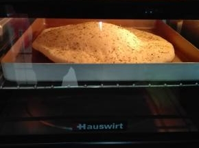 同时210℃上下火预热烤箱10分钟，转200℃中层烤8分钟左右，表面微微上色，按压有弹性即可。取出切块，装盘。